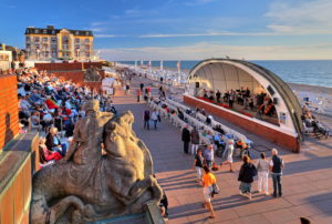 Strandpromenade mit Konzert in der Musikmuschel, Westerland, Nordseeinsel, Sylt, Nordfriesische Inseln, Nordfriesland, Schleswig-Holstein, Deutschland Strandpromenade mit Konzert in der Musikmuschel, Westerland, Nordseeinsel, Sylt, Nordfriesische Inseln, Nordfriesland, Schleswig-Holstein, Deutschland